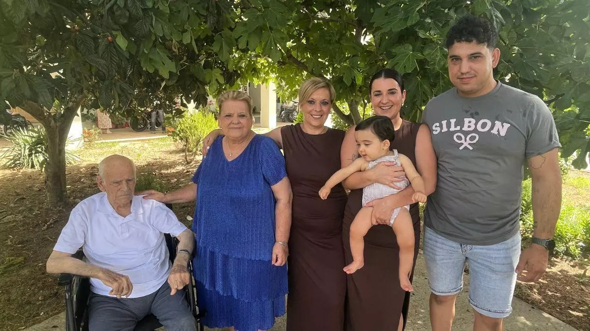Cinco generaciones unidas en Badajoz: Emiliano conoce a su primer tataranieto a los 99 años