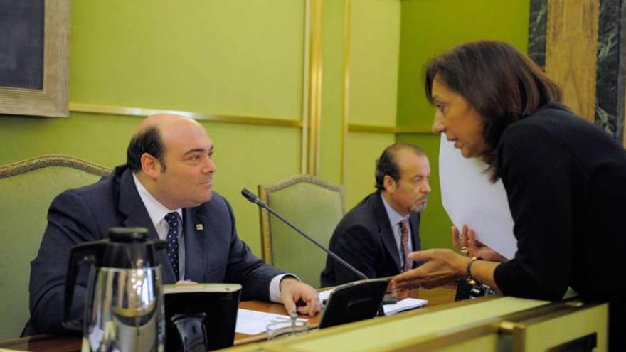 Agustín Iglesias Caunedo charla con la edil del PP Inmaculada González, con el interventor municipal, José Luis González, al fondo.