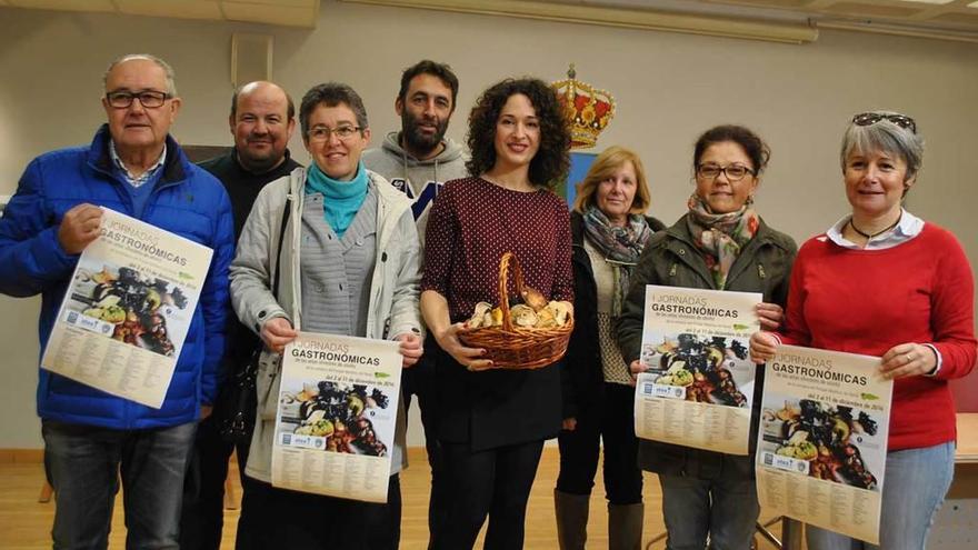 José Manuel Fraga, Pablo García, Eva Fernández, Daniel Pérez, Estíbaliz Arenillas, Ángeles Martínez, Rita Irusta y Dulce Martínez, ayer en la presentación de las jornadas en Navia.