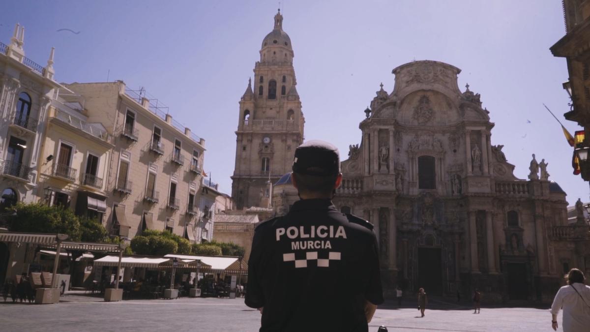 Un agente de la Policía Local de Murcia, en Belluga.