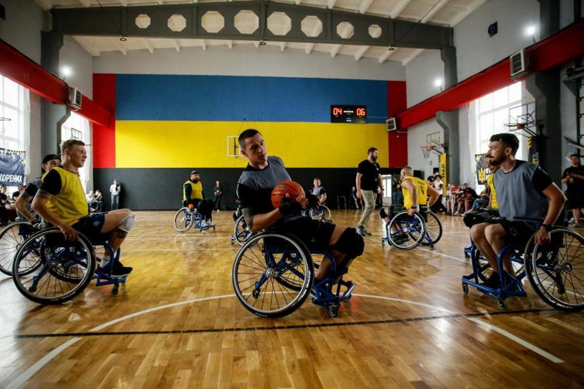 Ex-soldados ucranianos heridos, se recuperan jugando a baloncesto en silla de ruedas