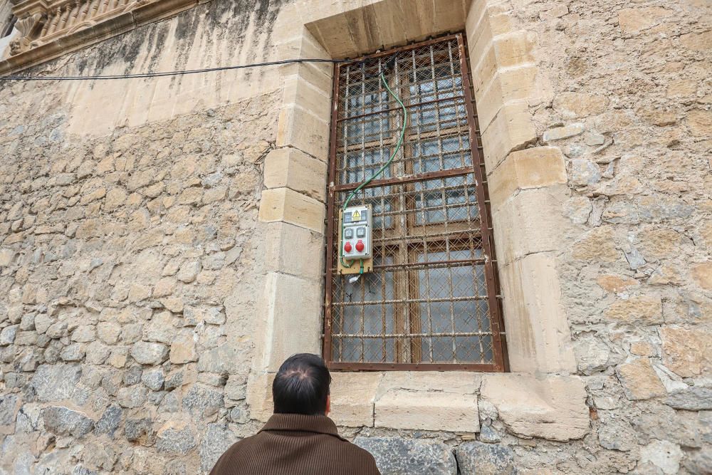 La Puerta de la Olma de Orihuela, llena de cables