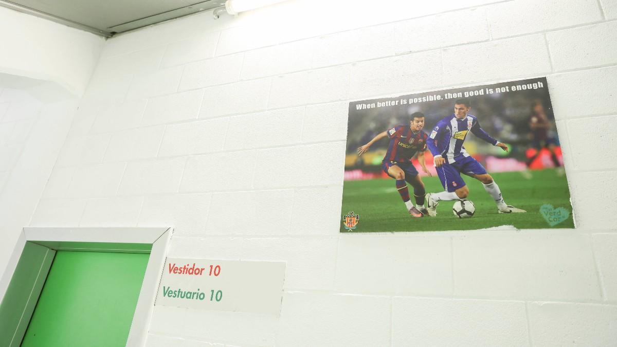 El vestuario de la UE Cornellà con una fotografía de un FC Barcelona - Espanyol colgada de la pared