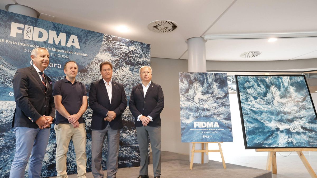Por la izquierda, el vicepresidente de la Cámara, Pedro López Ferrer; Guillermo Simón, Félix Baragaño y Álvaro Alonso, junto al cartel de la 68 edición de FIDMA y el cuadro del pintor maliayo.