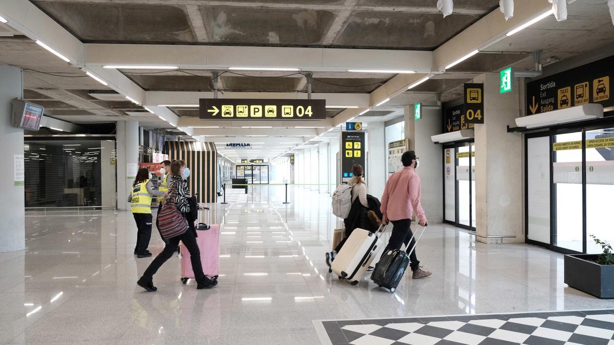 Turistas en un aeropuerto.