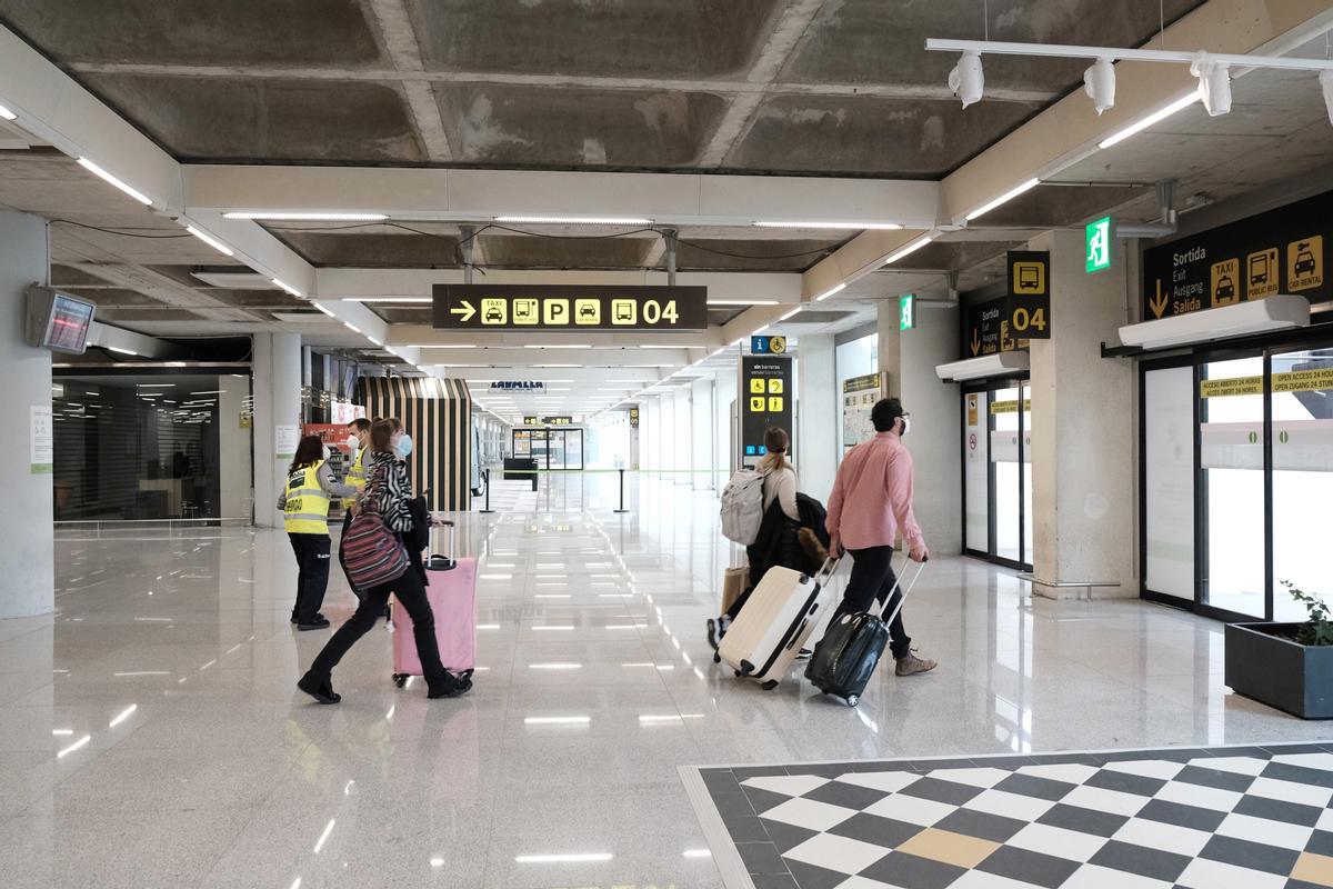 Archivo - Turistas en el aeropuerto.