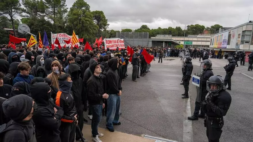 Centenares de estudiantes esperan a Vito Quiles en la UAB mientras los Mossos controlan los accesos