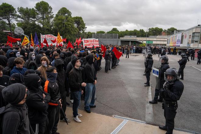 Centenares de estudiantes esperan a Vito Quiles en la UAB mientras los Mossos controlan los accesos
