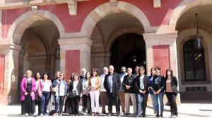 Diputados soberanistas con el presidente de Òmnium, Xavier Antich, a las puertas del Parlament