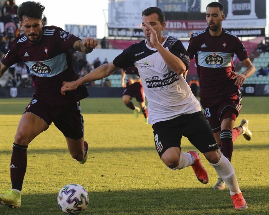 Las imágenes del duelo entre extremeños y gallegos en el Estadio Romano, que terminó con goleada celeste (1-4)