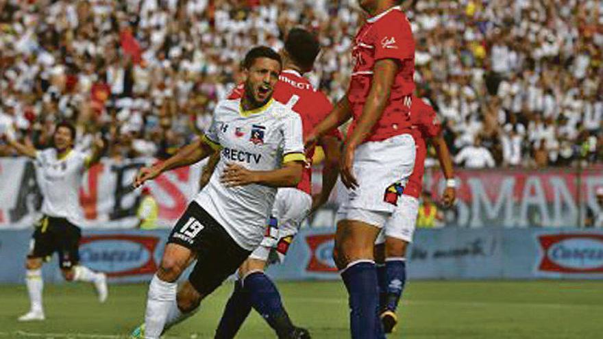 Juan Antonio Delgado celebra un gol con el Colo Colo.