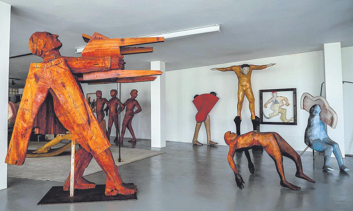 Varias de las esculturas que el artista tiene en su taller de Cambados.