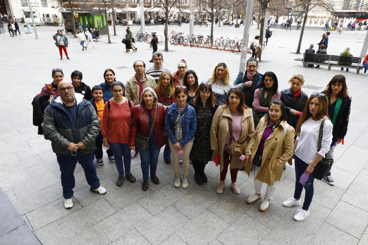 Miembros de la asociación, con la presidenta, Delphine Crespo (cuarta por la derecha), este jueves.