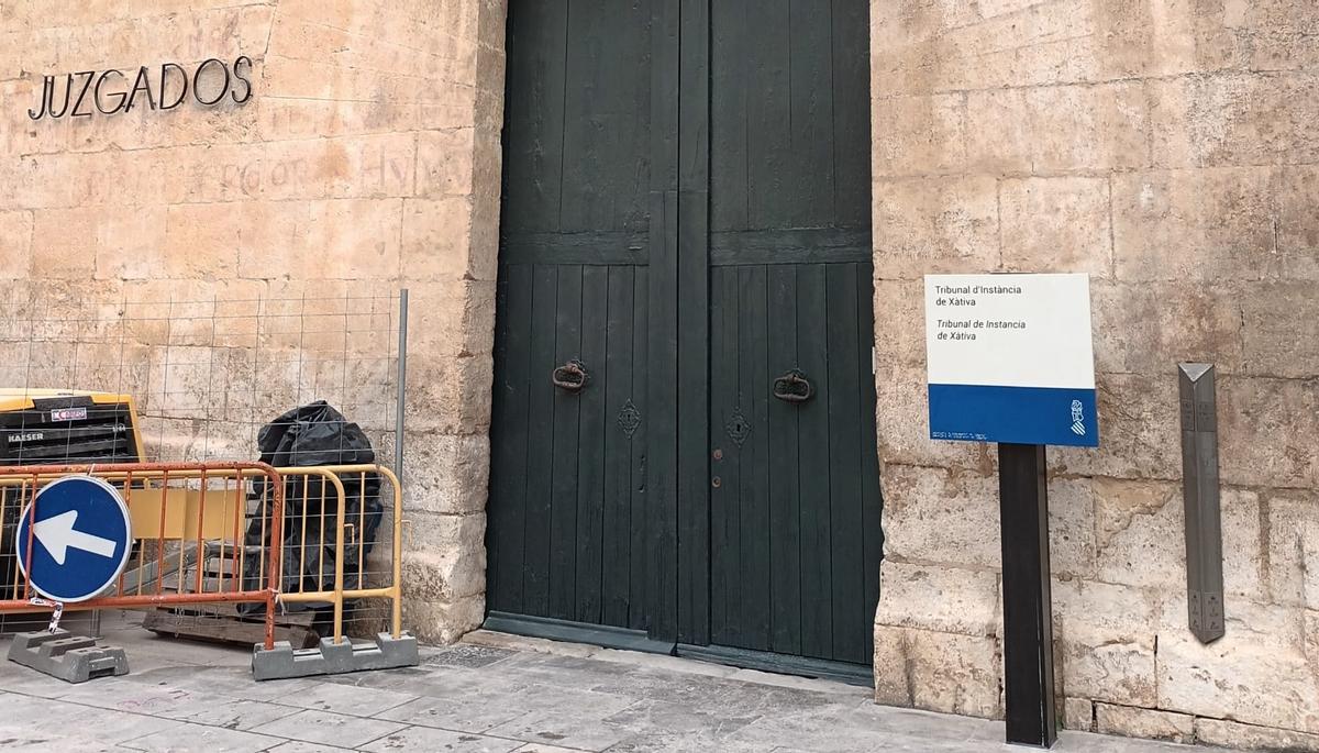 El cartel que señala el Tribunal de Instancia en la sede judicial.