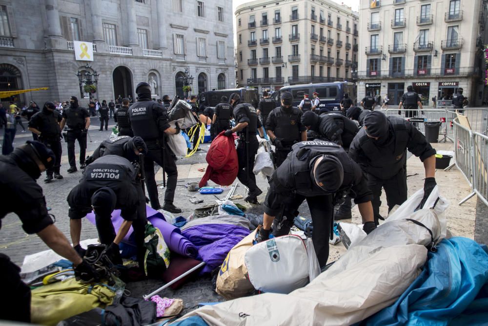 Els Mossos retiren de la plaça Sant Jaume les tendes de l'acampada independentista