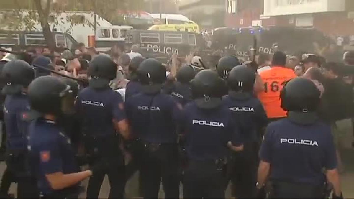 Los ultras del Olympique de Lyon se enfrentaron a la Policía en Sevilla