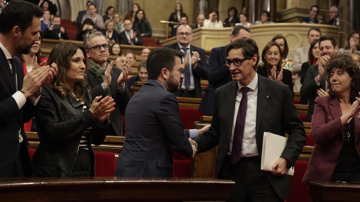 Salvador Illa saluda a Pere Aragonès tras aprobarse los presupuestos