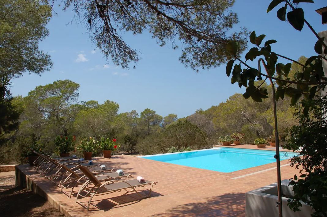 Mira aquí las piscinas de lujo que puedes encontrar en los alojamientos turísticos de Ibiza