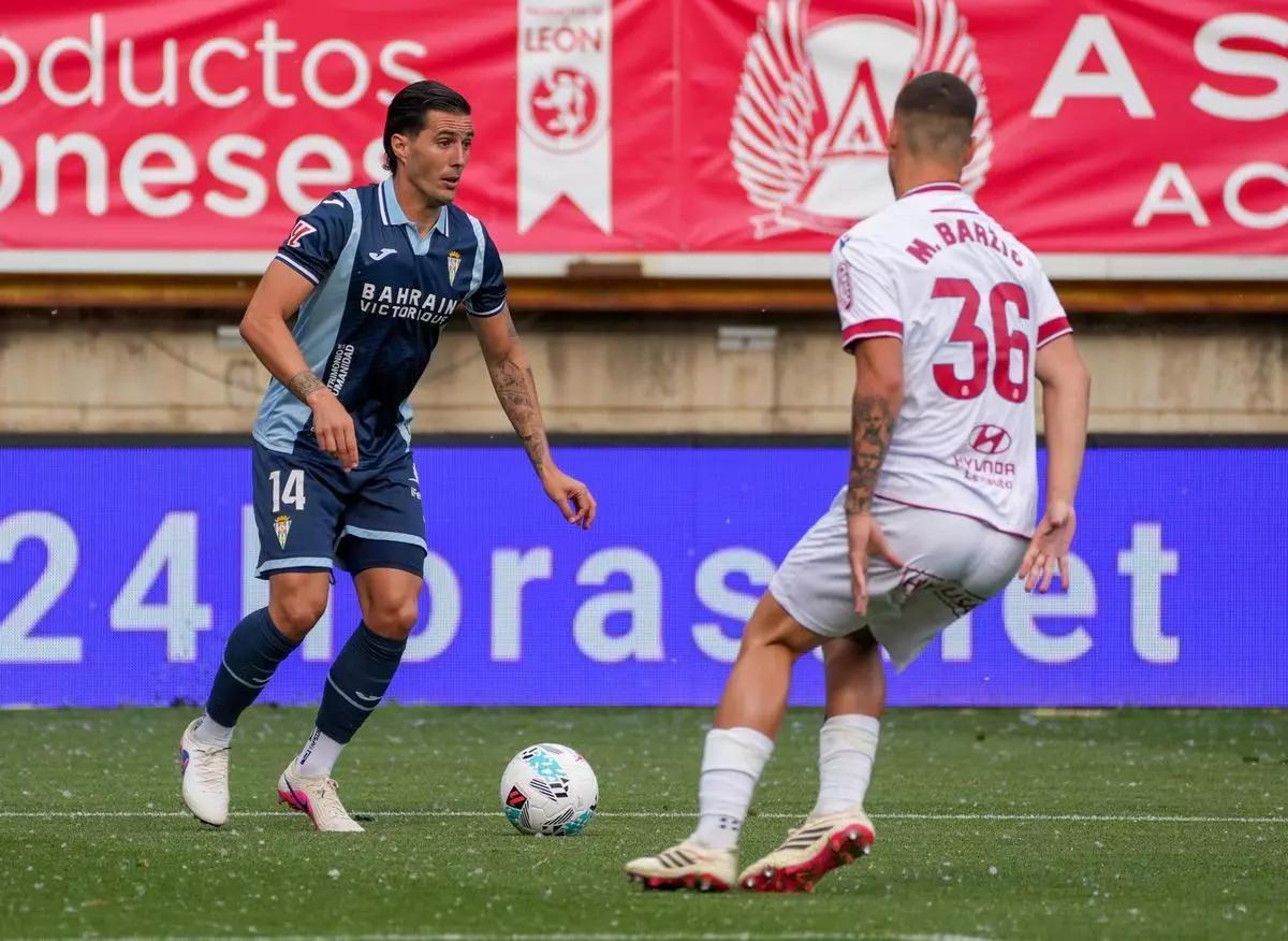 Sergi Guardiola realizando un regate durante el Cultural Leonesa-Córdoba CF.