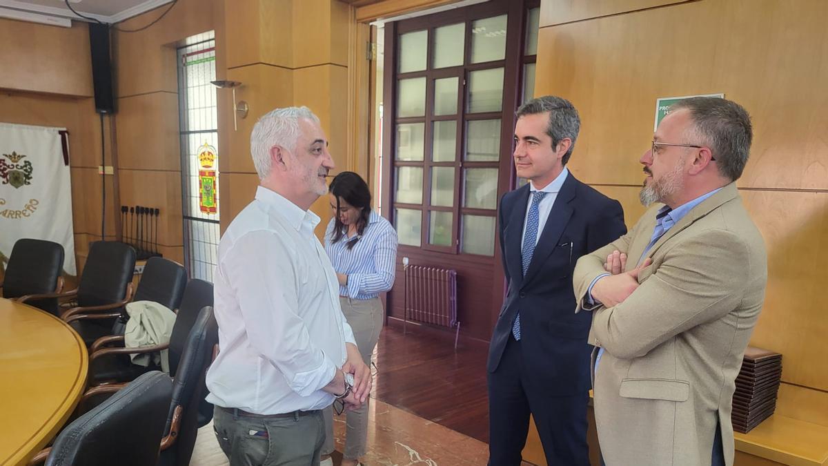 Por la izquierda, Ángel García, Guillermo Menéndez y Joel García, antes de la reunión en el Ayuntamiento de Carreño.