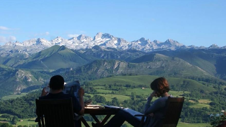 Dos visitantes disfrutan de vistas a los  Picos de Europa. |   | CEDIDA A LNE