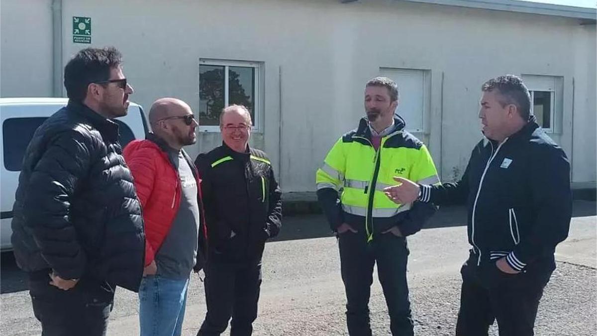 Pablo Lago, derecha, en 2024 con representantes del comité de empresa y de FCC, en la planta de Servia.