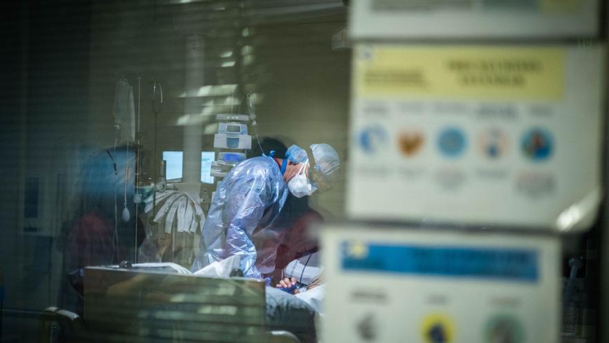 Aunque el virus sigue marcando la vida en algunos servicios, los profesionales del Hospital de La Candelaria tratan de recuperar la normalidad tras el anuncio de la Organización Mundial de la Salud con el que decretó el fin de la emergencia sanitaria. | andrés gutiérrez