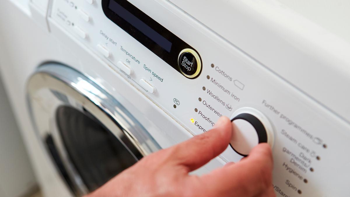 Pon de esta forma la rosca de la lavadora: el giro que ahorra tiempo de lavado y dinero (y la deja como nueva)
