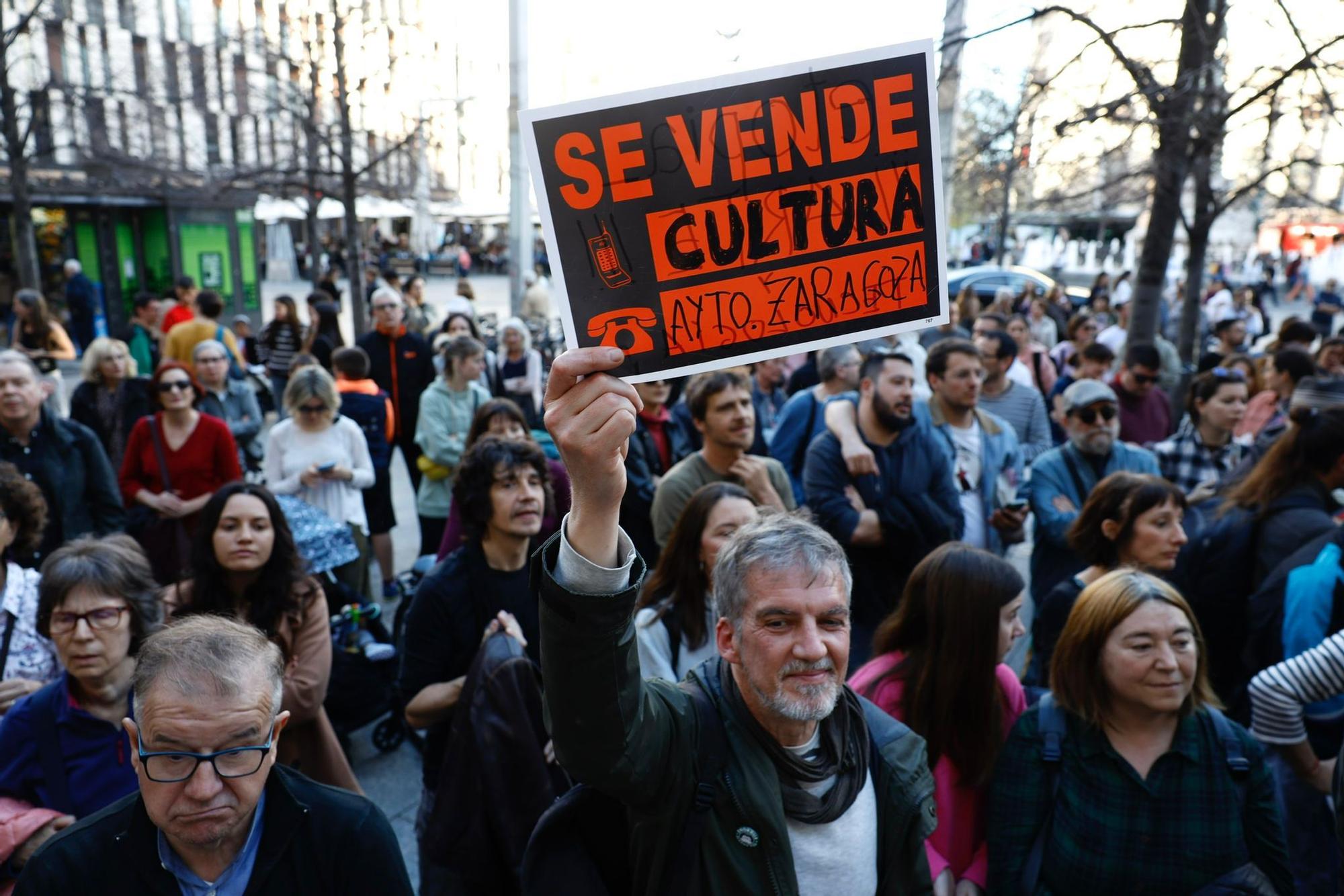 En imágenes | Nueva protesta de Bloque Cultural en la plaza España de Zaragoza