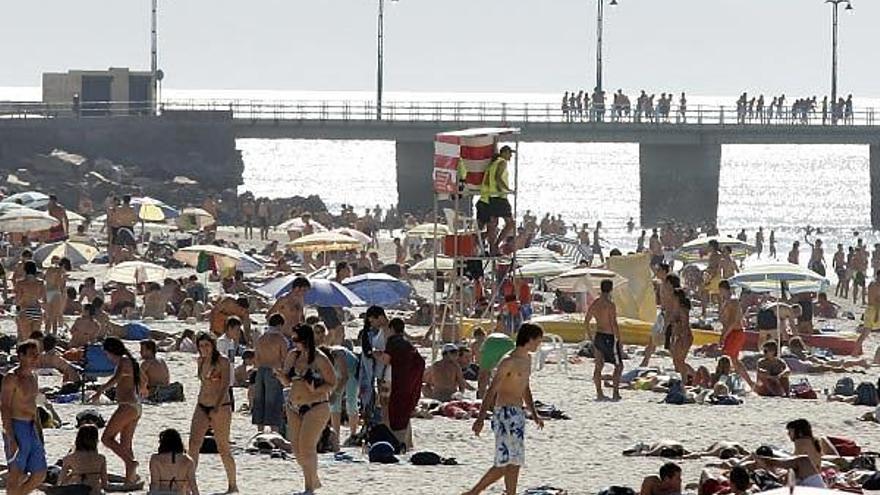 El intenso calor provocó que las playas se llenasen, como ocurrió en el arenal de O Vao.