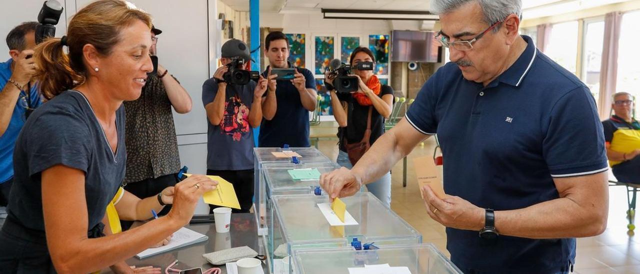 Román Rodríguez votando este 28M en su colegio electoral