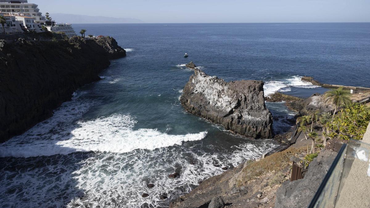 La piscina natural del sur de Tenerife estaba precintada y vallada por peligro de oleaje