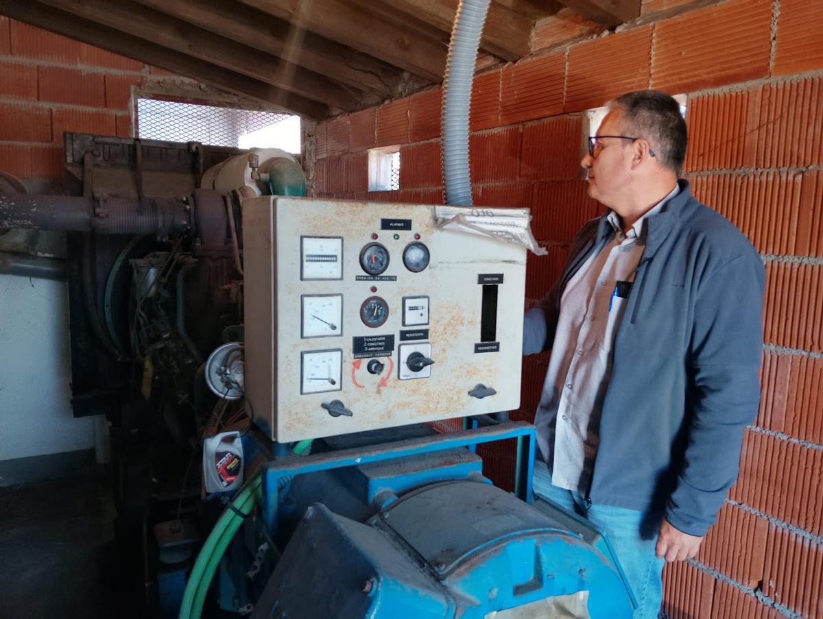 Alberto de la Vega Balmori junto al generador que permitió mantener en funcionamiento la gasolinera De la Vega.