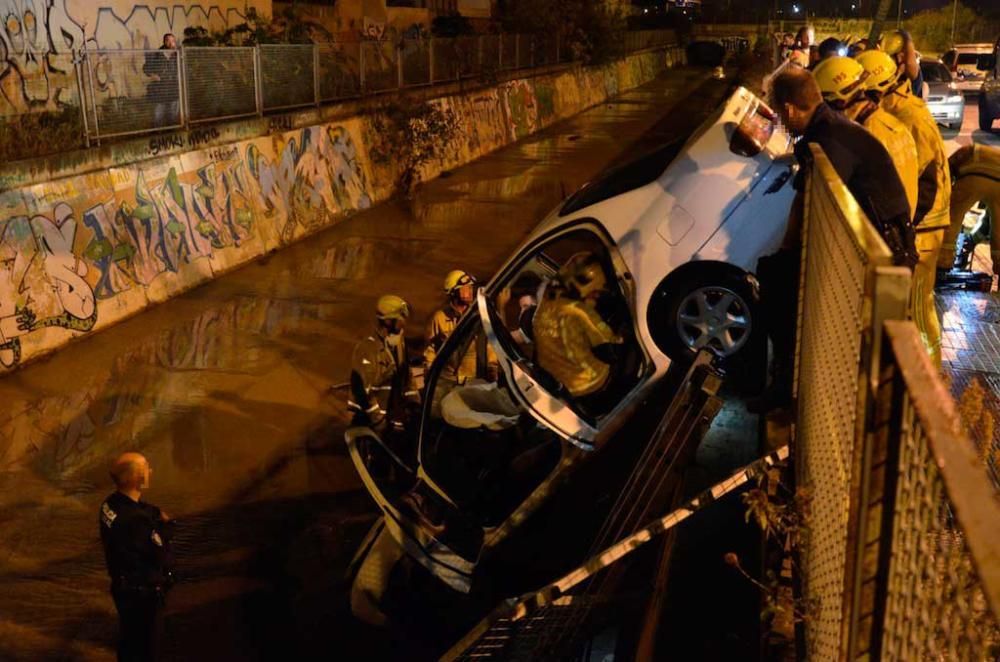 Bei einem Unfall in Palma stürzte ein Pkw samt drei Insassen in einen Graben. Der körperlich behinderte Beifahrer musste von der Feuerwehr aus dem Auto gerettet werden.