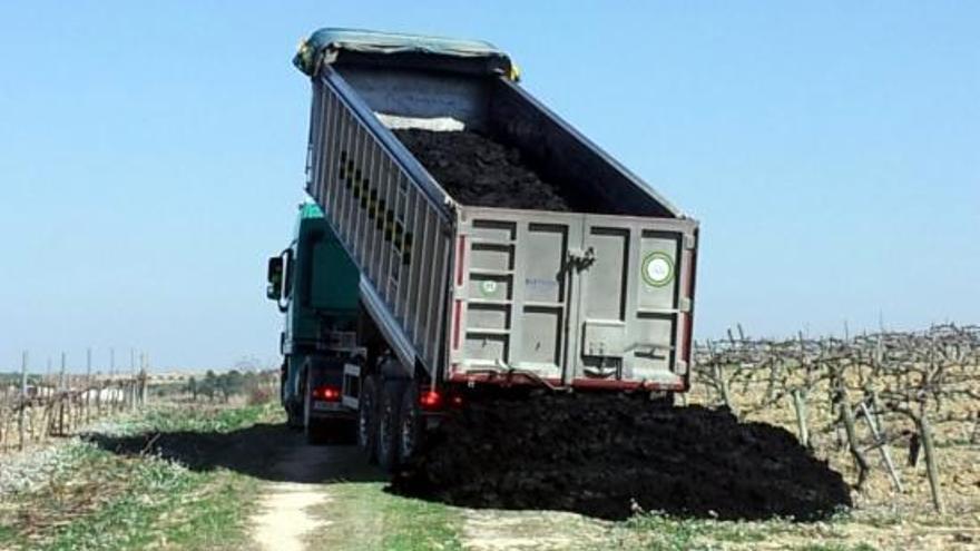 Un camió descarrega fangs provinents de depuradora