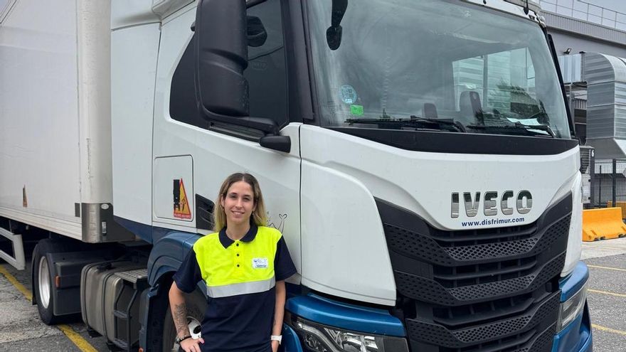La conductora más joven de España conduce un camión en Murcia