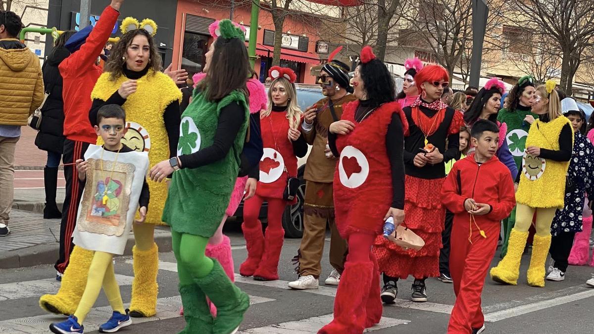 Desfile de calle del carnaval almendralejense