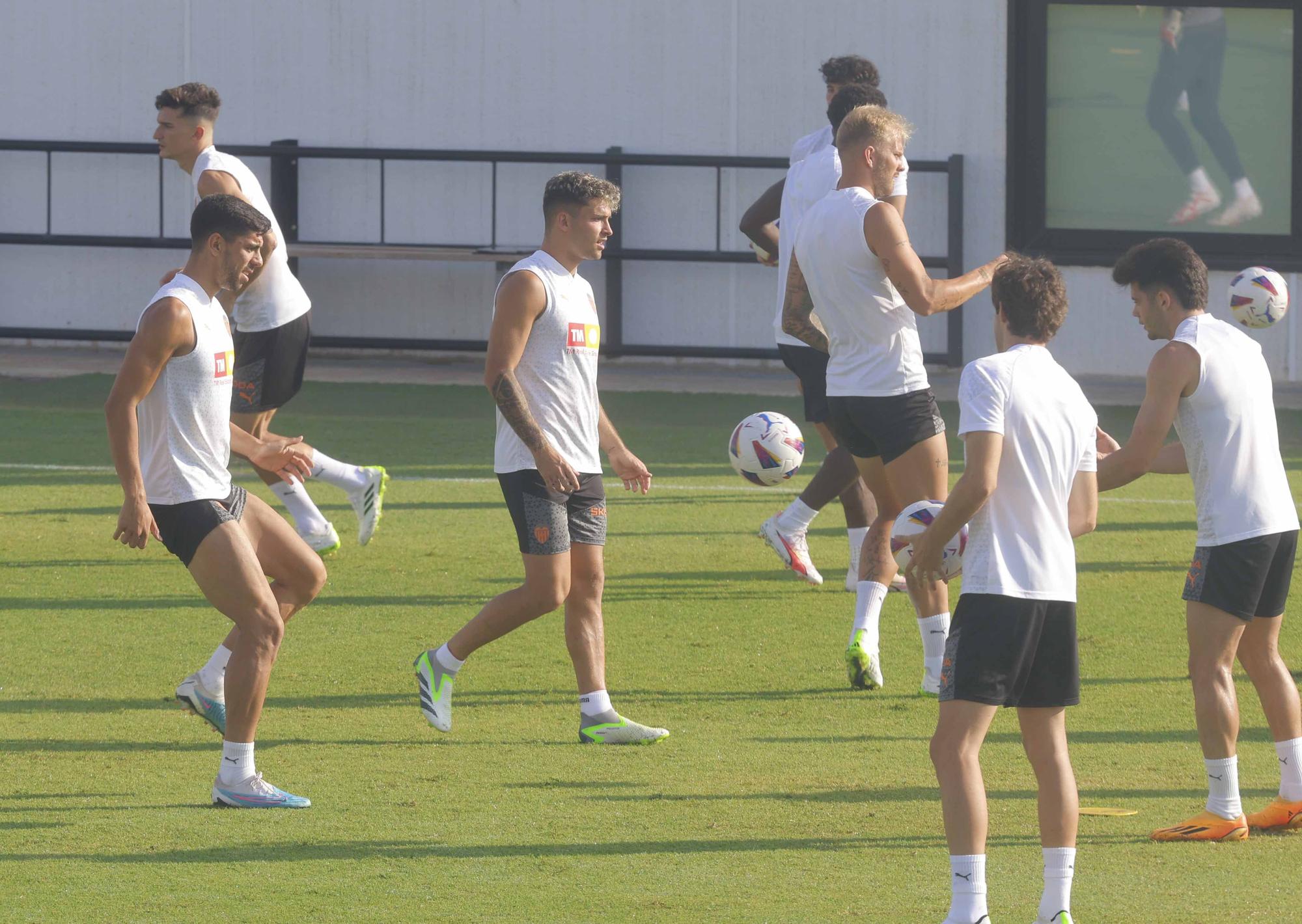 Primer entrenamiento del Valencia abierto a medios de comunicación