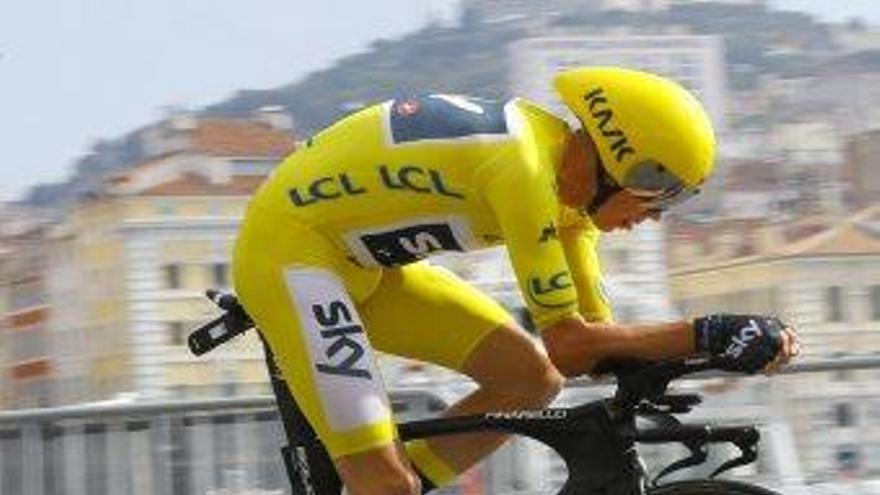 Chris Froome amb el mallot groc pels carrers de Marsella