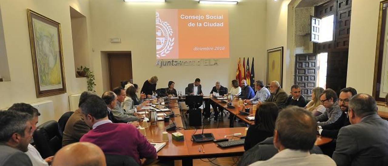 Reunión del Consejo Social de la Ciudad de Elche celebrada el 12 de diciembre de 2018, en la que se presentaron los presupuestos a los miembros del órgano municipal.