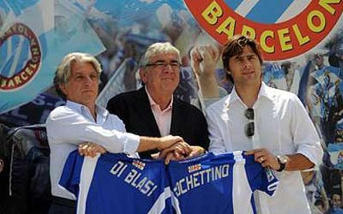 Di Blasi (esquerra), amb el president Sánchez-Llibre i el tècnic Pochettino, en l’acte de renovació de l’entrenador i del fitxatge del preparador físic. Di Blasi (esquerra), amb el president Sánchez-Llibre i el tècnic Pochettino, en l’acte de renovació de l’entrenador i del fitxatge del preparador físic.