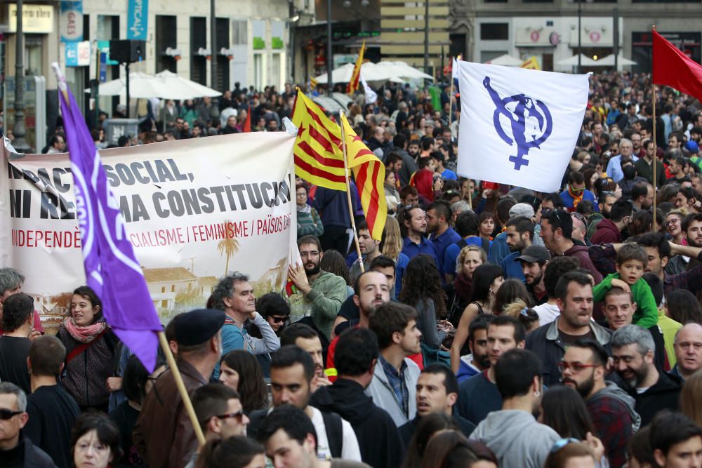 Manifestación en Valencia con motivo del 25 d'Abril