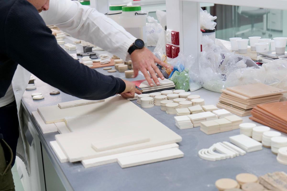 Accademia Colorobbia representa un programa de formación continua, on cursos y laboratorios sobre temas relacionados con la cerámica, la investigación básica y los materiales innovadores.