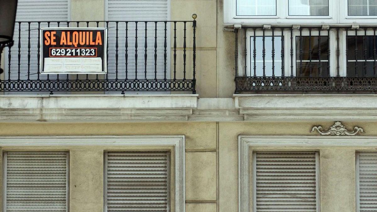 Carteles de pisos en alquiler en el Centro de Málaga, en una imagen de archivo. | L. O.