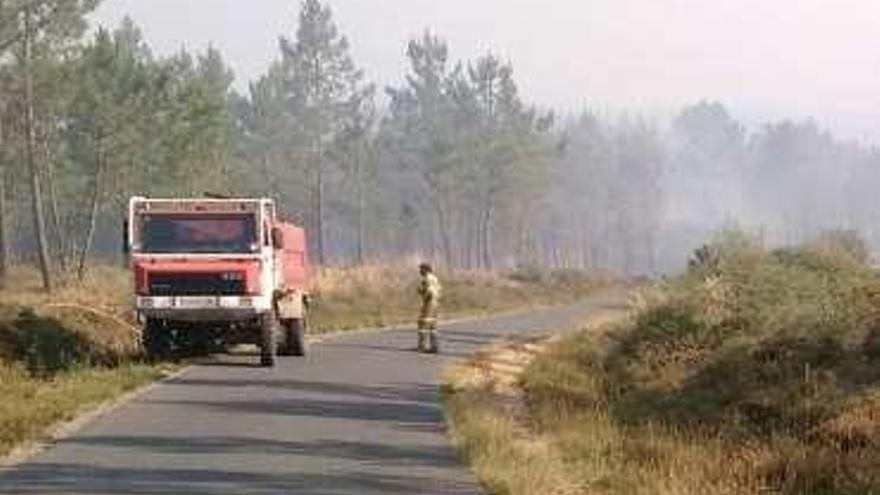 El fuego saltó esta carretera. // FdV