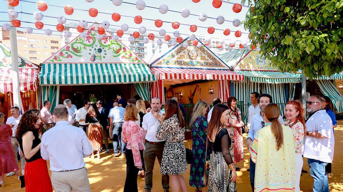 Ambiente de preferia en la Feria de Abril este viernes.