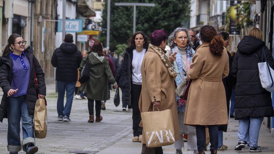 Viandantes en la Rúa do Río, en Vilagarcía. |  Iñaki Abella
