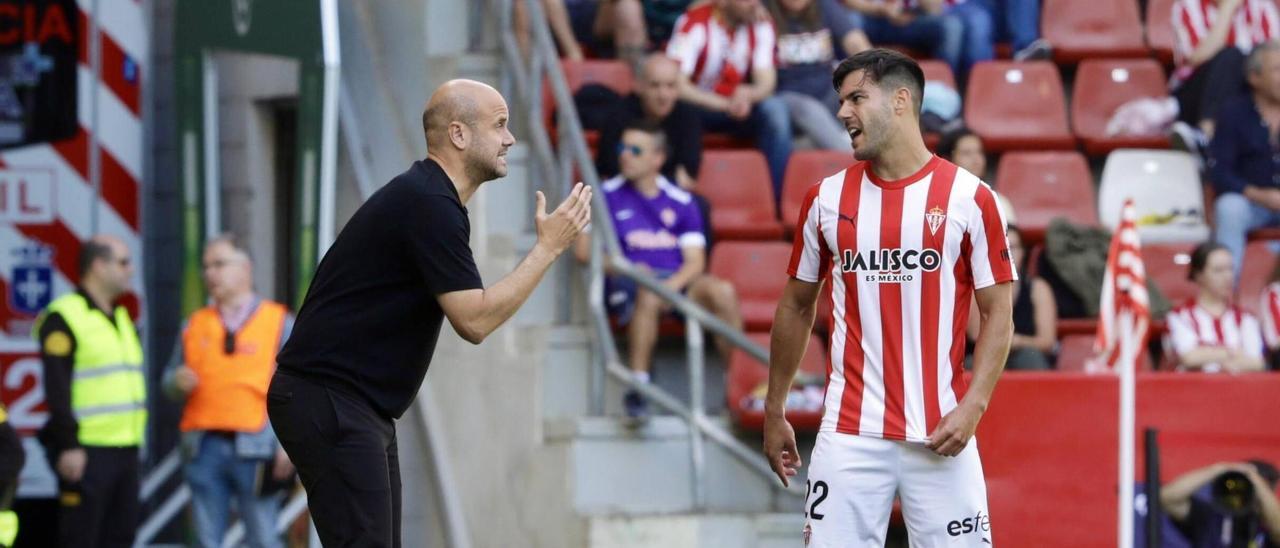 Ramírez habla con Róber Pier durante el partido.