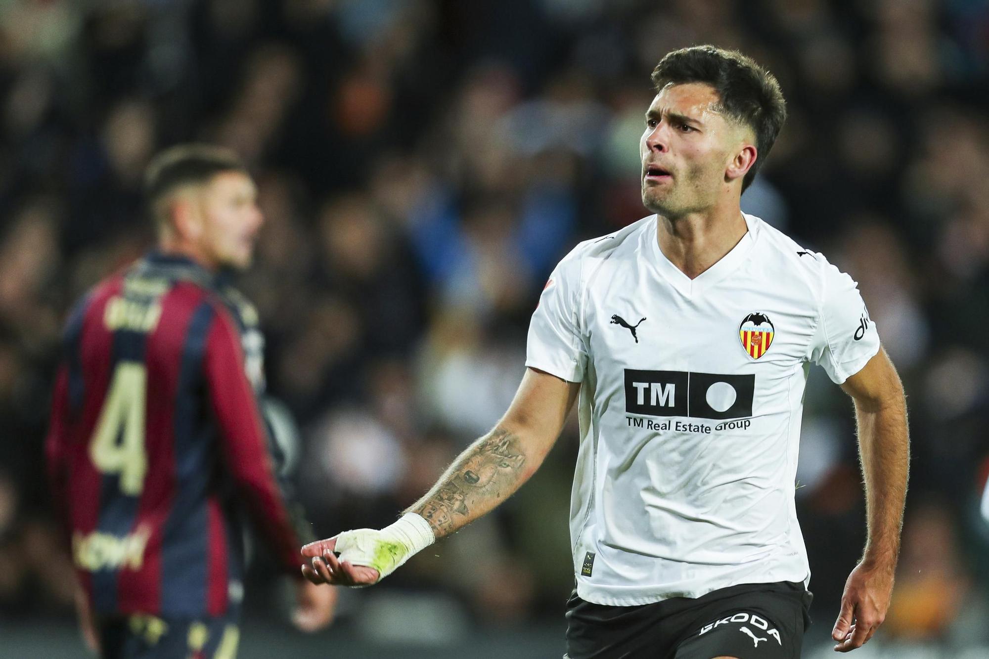 Hugo Duro celebra un gol con el Valencia CF.