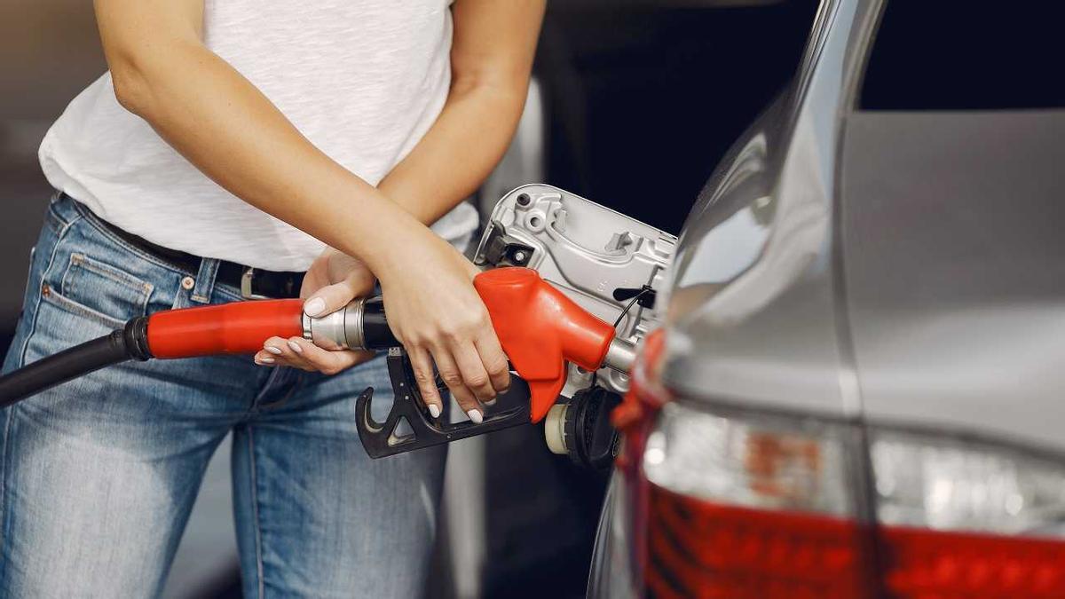 Apliquen el descompte en els carburants les gasolineres de baix cost?